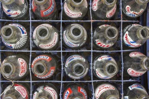 Querim, Goa / India - 25.11.2018: Empty glass bottles of various drinks stand Foto stock