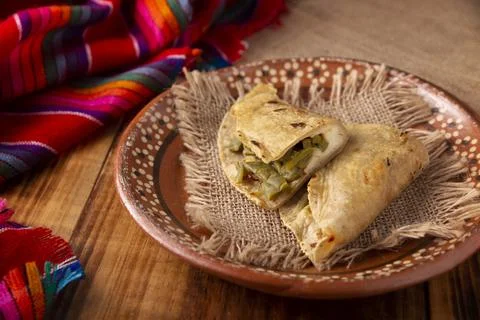 Quesadilla de Comal con queso y Nopales. Typical Mexican quesadilla made on a Foto stock