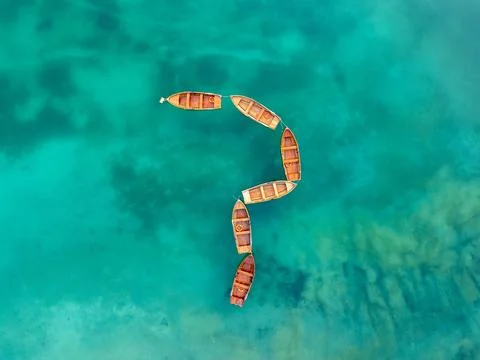 Question mark rowing boat formation Fotos de archivo