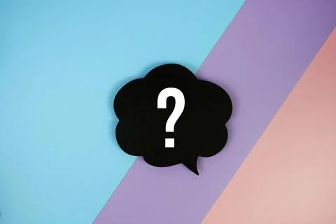Question mark text on speech bubble top view on blue, purple and pink geome.. 库存照片