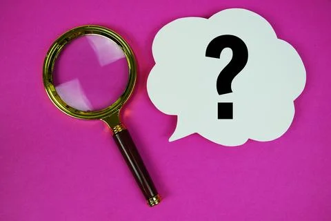 Question mark text with speech bubble and magnifying glass on pink background 库存照片