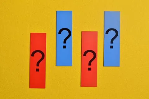 Questions marks drawn on memo notes isolated on yellow background Foto stock