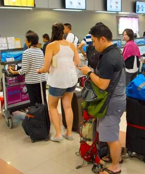Queue at airport check-in counter Foto stock