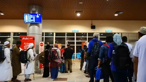 Queue in airport Vidéo 107192505