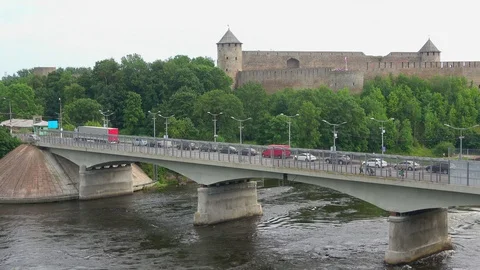 Queue on the bridge of Friendship to enter Russia. Russian-Estonian border Stock Footage 101361964