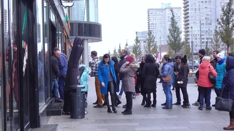 The queue for buying Iphone Stock-Footage 82169284