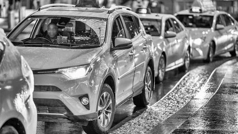 Queue of cabs waiting for customers at night in Manhattan Stock Photos