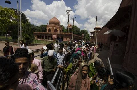 Queue in complex of taj mahal, agra delhi, india, asia Copyright: xSafatxA... Stock Photos
