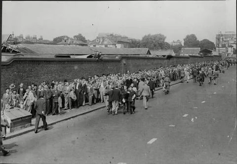 Queue Of Cricket Spectators Waiting To Gain Admission To Lord's Cricket Ground I Stock Photos