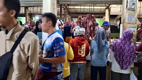 Queue of customers in front of a meat stall Video stock 271343799