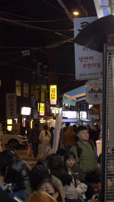 Queue Of Customers Lines Up At Street Food Stall Selling Pork Intestines. Night Vídeos de archivo 308497469