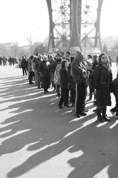 Queue to The Eiffel Tower PARIS, FRANCE - March 3, 2011: Tourists and thei... 스톡 사진