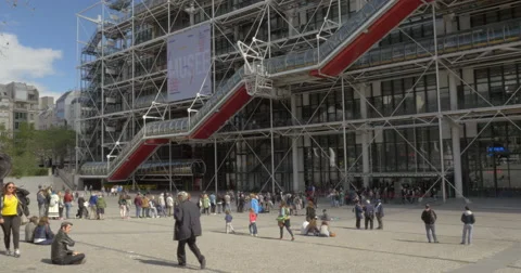 Queue at the entrance of Pompidou Centre in Paris Video stock 64637189