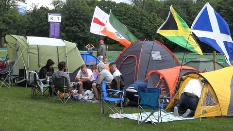 Queue forms in the sunshine for Wimbledon 2016 Video stock 109392002