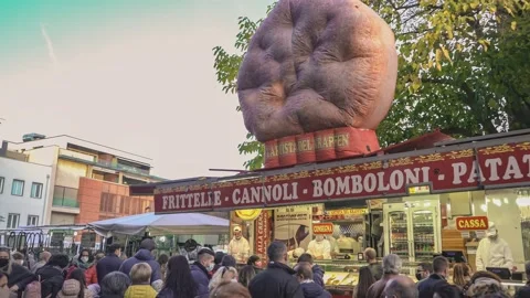 Queue in front of the donut stand Video stock 164100883
