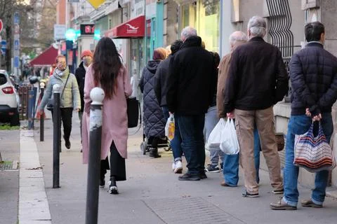 Queue in front of a shop Queue in front of a business during the pandemic ... Stock Photos