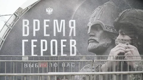 Queue for inspection and exhibition Video stock 274875174