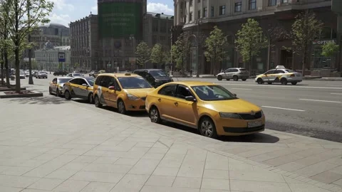 A queue of Moscow taxis 動画素材 132244003