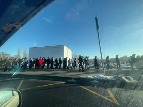 The queue in Moscow to visit the grave of Russian opposition leader Navalny. Stock Footage 266694803