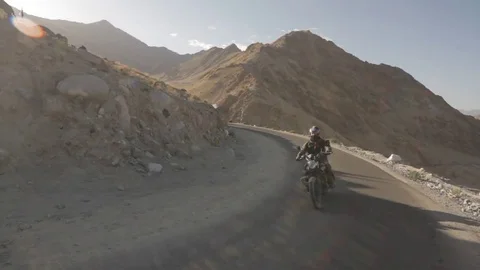 Queue of motorbikes in a curve at a mountain Video stock 70961584