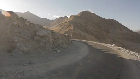 Queue of motorbikes in a curve at a mountain 库存影片 70962007