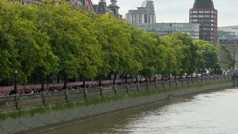 The queue next to The Covid memorial wall to see Queen Elizabeth ii laying in Stock Footage 211820711