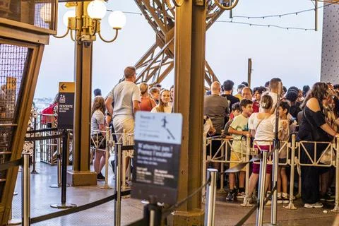 Queue for the observation deck in Paris (going up and down) on August 11, 202 Stock-Fotos