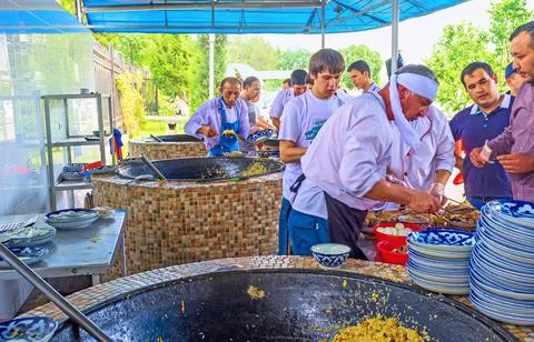 The queue at open kitchen in Central Asian Pilaf Centre in Tashkent, Uzbekistan Foto stock