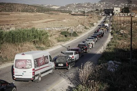  A queue of Palestinian vehicles seen waiting at the Beit Furik checkpoint... Foto stock