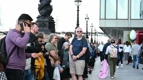 Queue of people along South Bank of River Thames for Lying in State Stock Footage 210501775