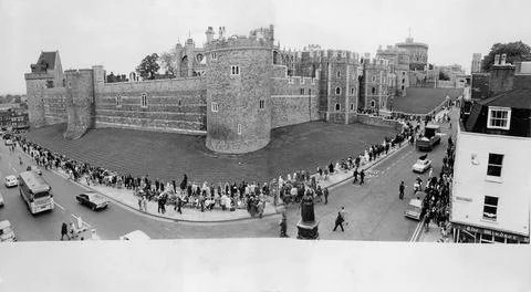 The Queue Of People To View The Body Lying In State Of The Duke Of Windsor (edwa Stock Photos
