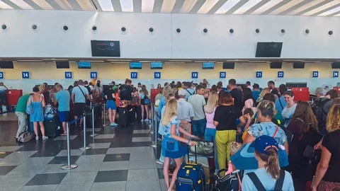Queue of people waiting at boarding gate at airport Video stock 122046908
