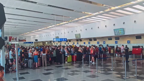 Queue of people waiting at boarding gate at airport Video stock 147456879