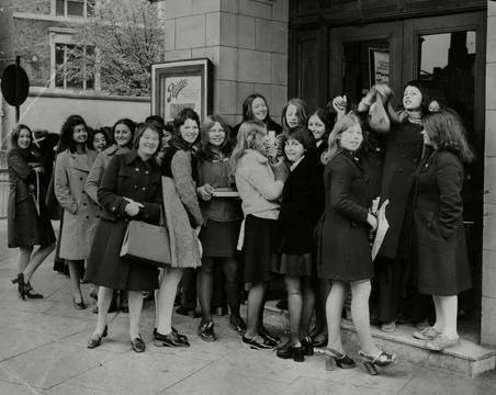 The Queue At The Rainbow Theatre To Get Tickets For The Osmonds Concert Stock Photos
