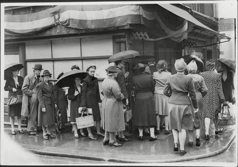 A Queue For Rations At A London Shop. Stock Photos