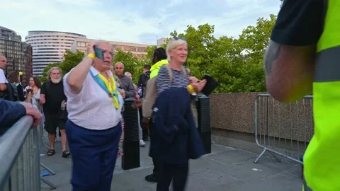 Queue to see the Queen lying in state show wristbands Stock Footage 212986975