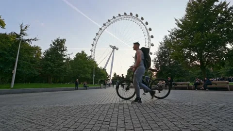 Queue to see Queen lying in state passes London Eye Video stock 215968453