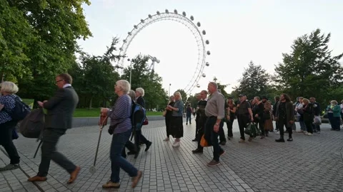 Queue to see Queen lying in state starts moving Stock Footage 215969729