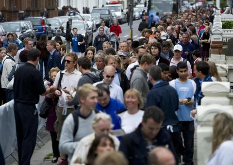 A Queue Of Thousands Of People Snaking Its Way Through West London As People Wai Stock Photos