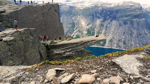Queue of tourists for making photo on Trolltunga Stock Footage 95855294