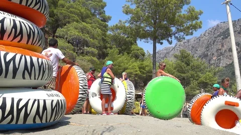 Queue of tourists for Ringo rafting Video stock 94193910