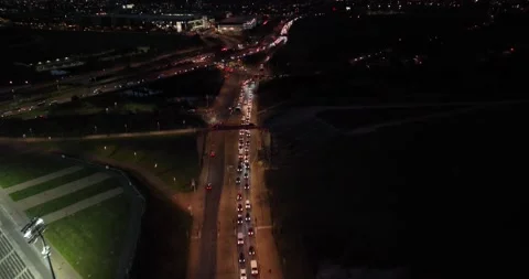 Queue of vehicles on evening road in town Video stock 167926367