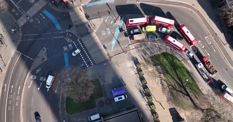 Queue of vehicles stopping at traffic lights at intersection Video stock 170918627