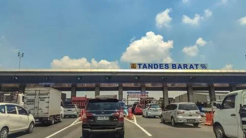 Queue of vehicles at a Trans Java toll gate, Indonesia, 31 January 2024. 库存照片