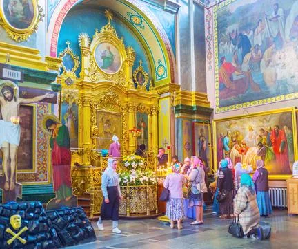 The queue to Virgin Mary icon, Dormition Cathedral, Pochayiv Lavra, Ukraine Foto stock