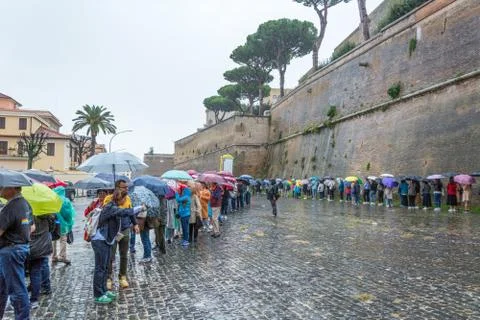 The queue to visit the Vatican on a rainy day Stock Photos