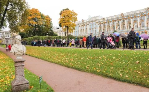 The queue of visitors to the palace. Фото