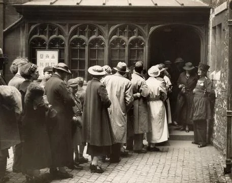 Queue Of Visitors At The Tower Of London Waiting To Gain Admission To The Jewel  Stock Photos