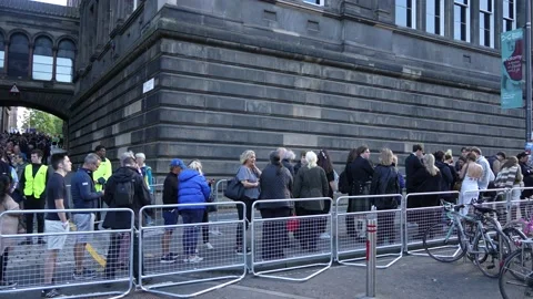 Queue waiting to see Queen Elizabeth II's coffin in Edinburgh Stock Footage 209272659