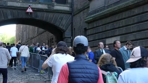 Queue waiting to see Queen Elizabeth's coffin at Edinburgh's St Giles Cathedral Stock Footage 209272770